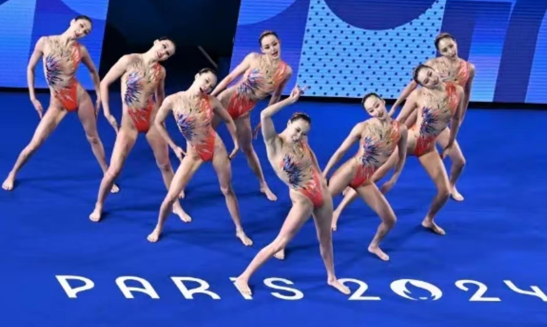 铃木一朗在 2019 年东京巨蛋退役赛后，在午夜时分绕场感谢数万名不愿离去的球迷